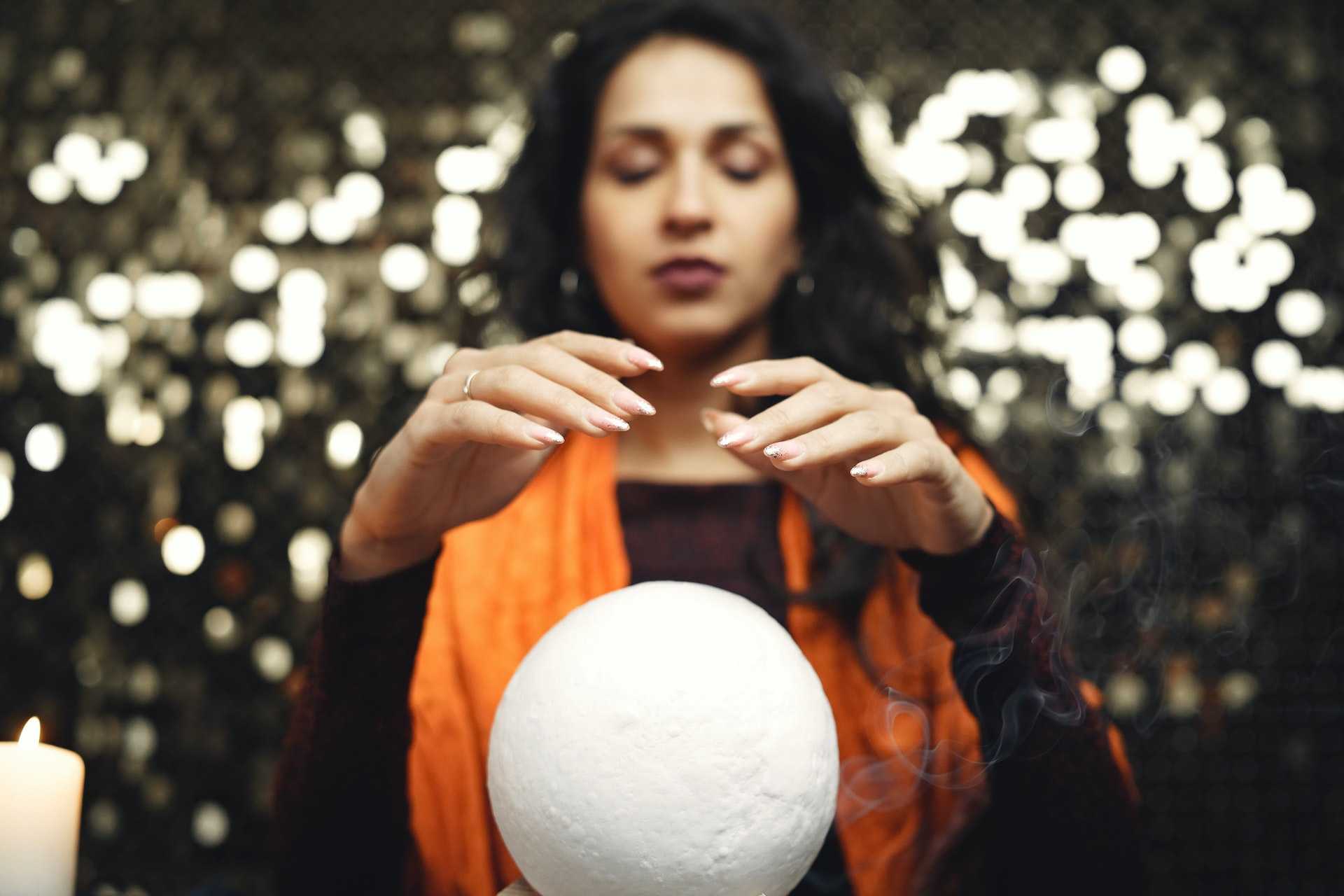 Medium Nicole Hellsehen